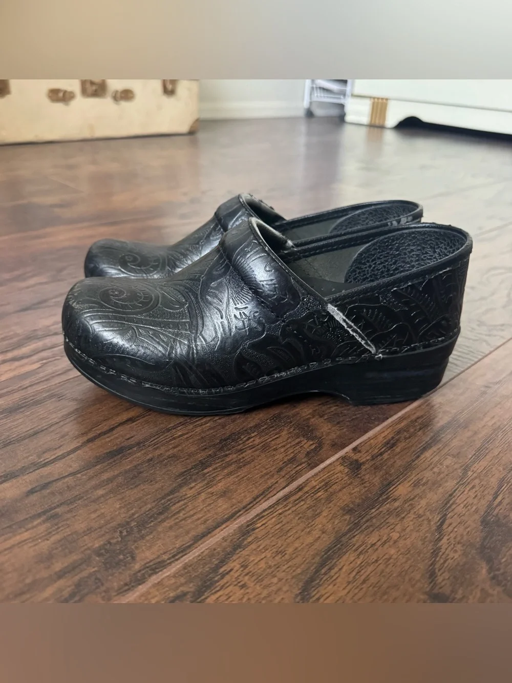 Dansko PROFESSIONAL TOOLED BLACK Womens Leather Slip On Clogs Shoes Size 38 - Picture 2 of 9